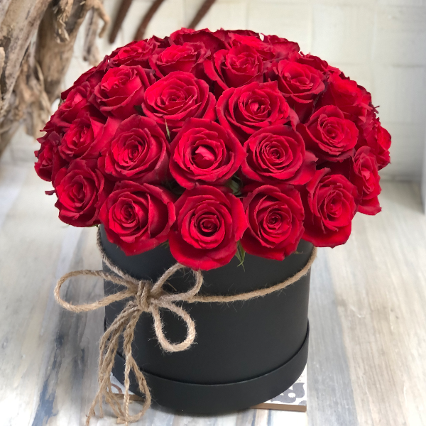  Закажите цветы в Белек 27 красных роз в коробке