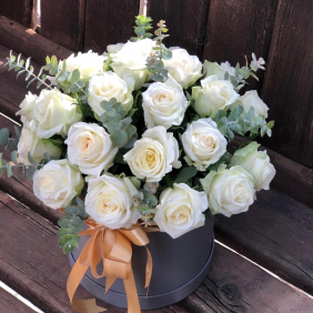  заказ цветов белек 27 белых роз в коробке