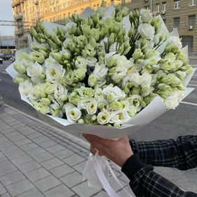 Доставка цветов в Белеке 75 белых розБольшой букет белых лизиантусов