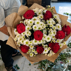 доставка цветов белек 9 роз и хризантем