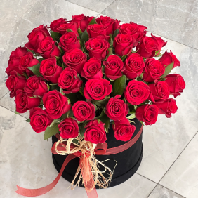  Закажите цветы в Белек 35 красных роз в коробке