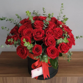  Доставка цветов в Белеке 41 красная роза в коробке